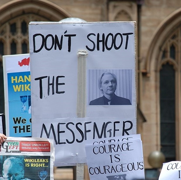 	{{Information |Description={{en|1=Demonstration in front of Sydney Town Hall in support of Julian Assange, 2010, December 10}} |Source={{own}} |Author=Elekhh |Date=2010-12-10 |Permission= |other_versions= }} Category:Julian Assange [[